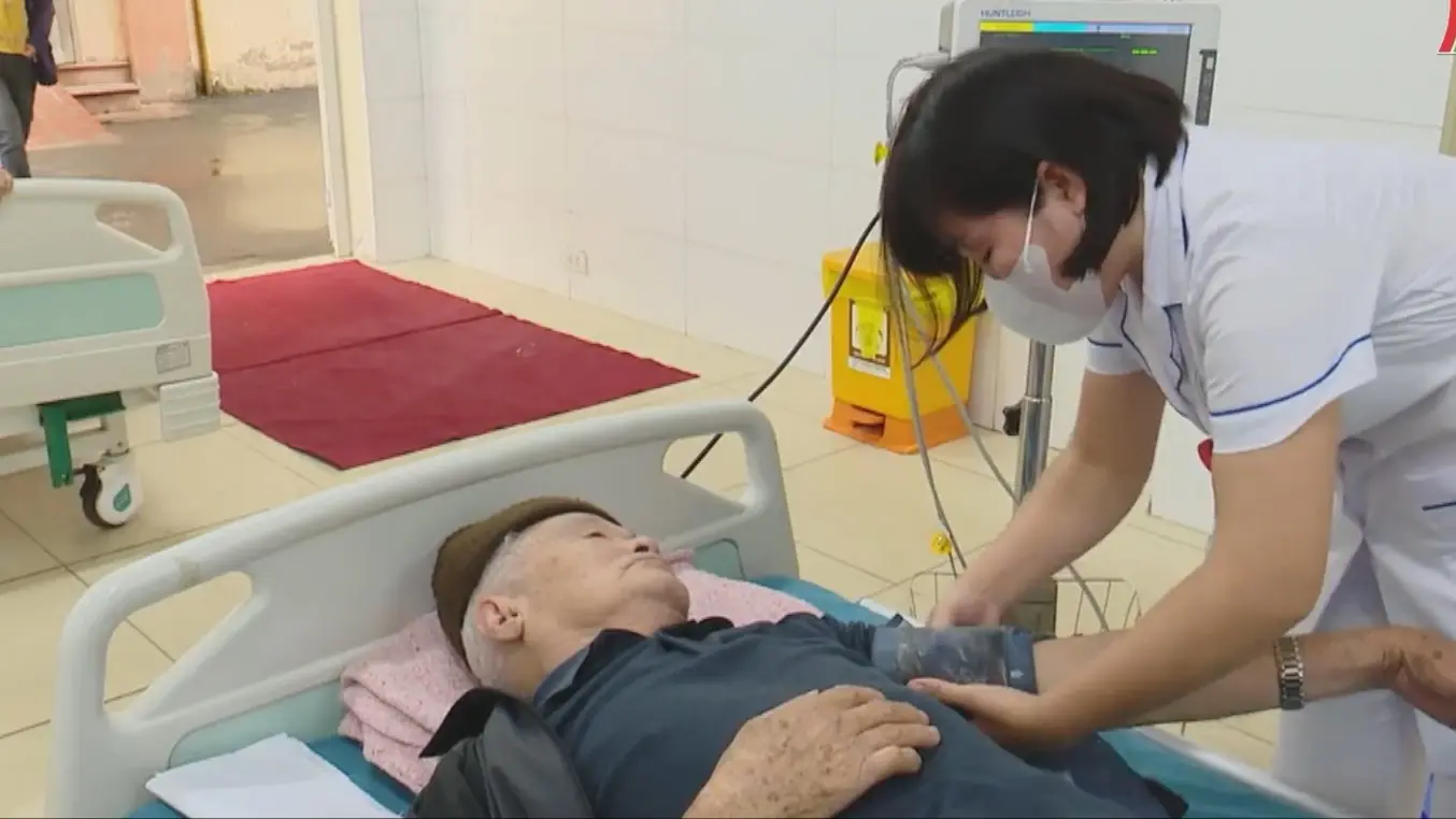 Thời tiết giao mùa, người già trẻ nhỏ nhập viện tăng